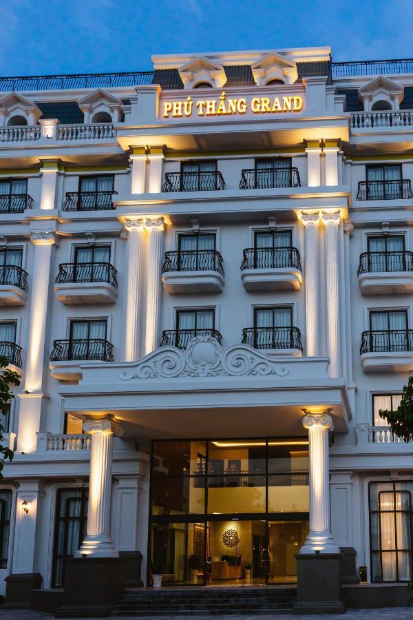 Phu Thang Grand Hotel Duc Hoa Exterior photo