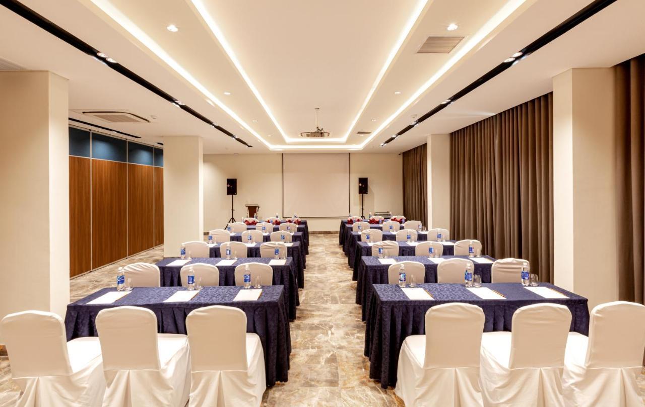 Phu Thang Grand Hotel Duc Hoa Exterior photo