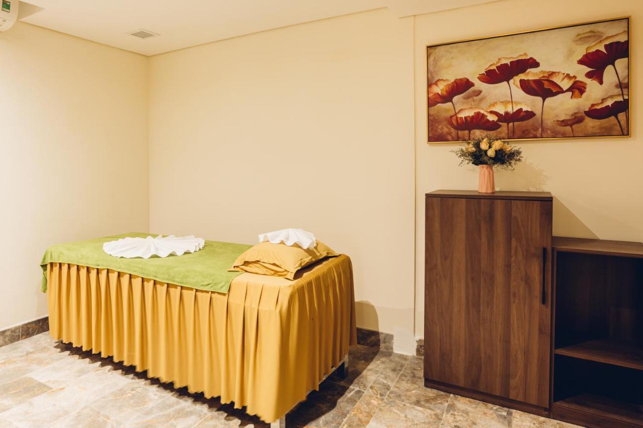 Phu Thang Grand Hotel Duc Hoa Exterior photo
