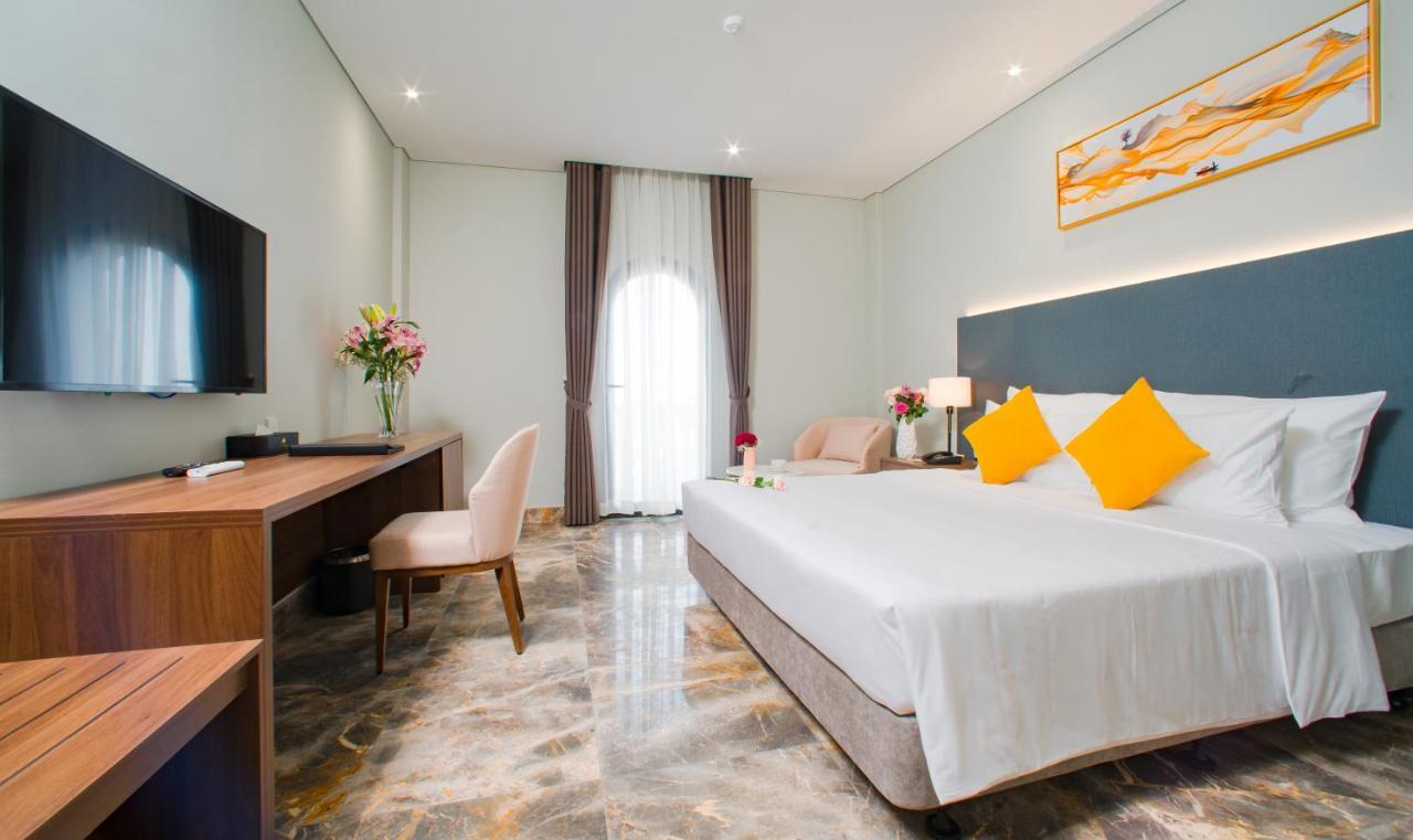 Phu Thang Grand Hotel Duc Hoa Exterior photo